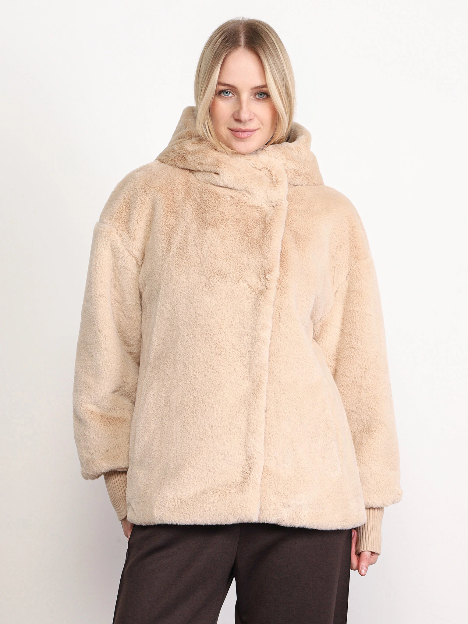 Куртка бежевого цвета с капюшоном